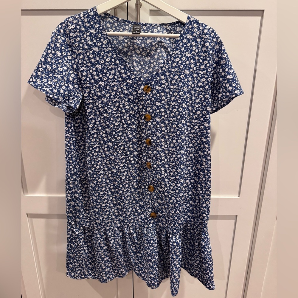 EMERY ROSE blue and white floral print dress. NWOT super cute! Size Medium
